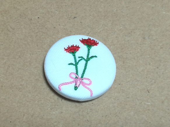 母の日/カーネーションブーケ刺繍入りくるみボタン38mm白×赤/ヘアゴム・ピンバッジ・キーバッグリング アカシア 1枚目の画像