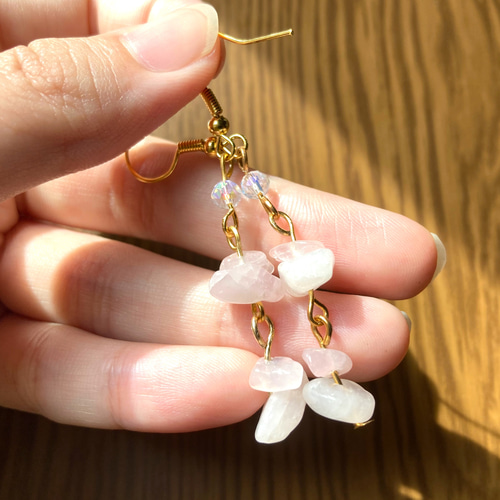 ローズクォーツ(さざれ石)のゆらゆらロングピアス！イヤリング