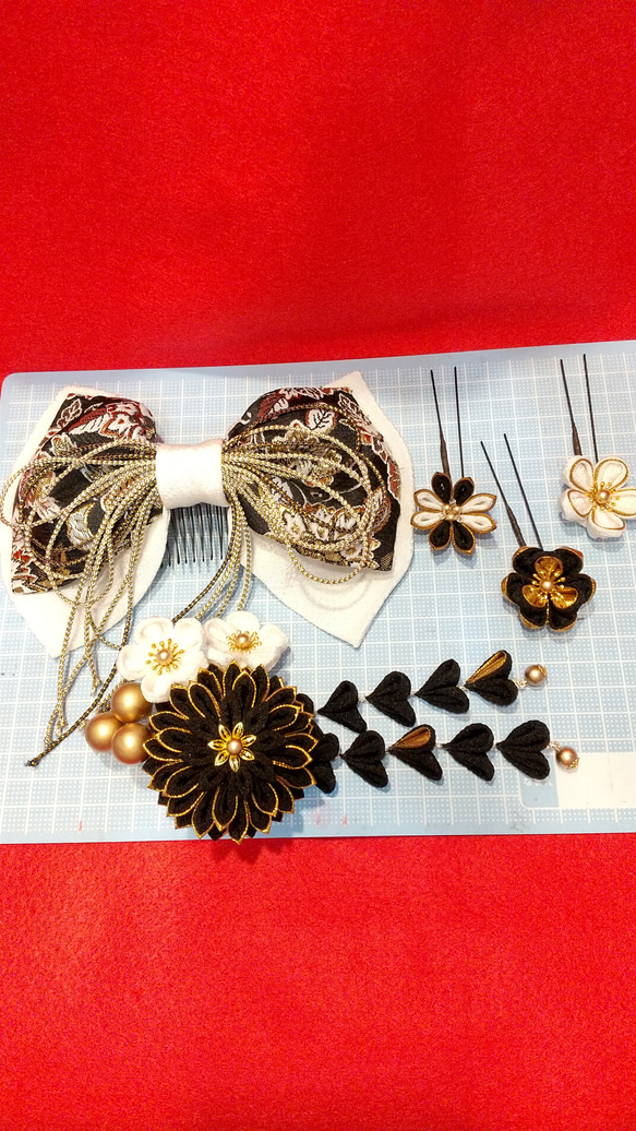 つまみ細工   リボンのコーム、２wayクリップ、Uピン(ちりめん、金糸織り)白、黒、金 4枚目の画像