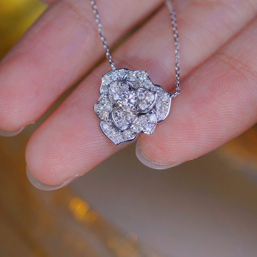 花モチーフ 天然ダイヤモンドネックレスk18 ネックレス・ペンダント  