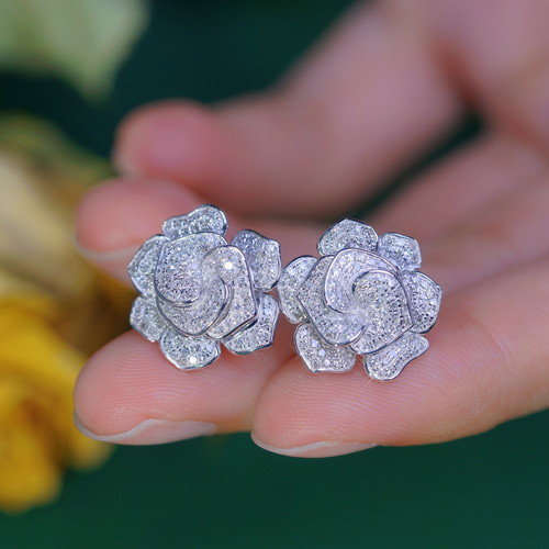 花モチーフ 天然ダイヤモンドピアスk18 ピアス（スタッド・一粒  