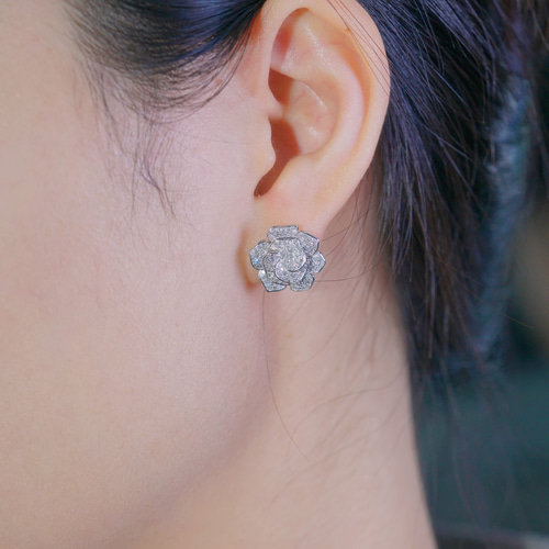 花モチーフ 天然ダイヤモンドピアスk18 ピアス（スタッド・一粒  