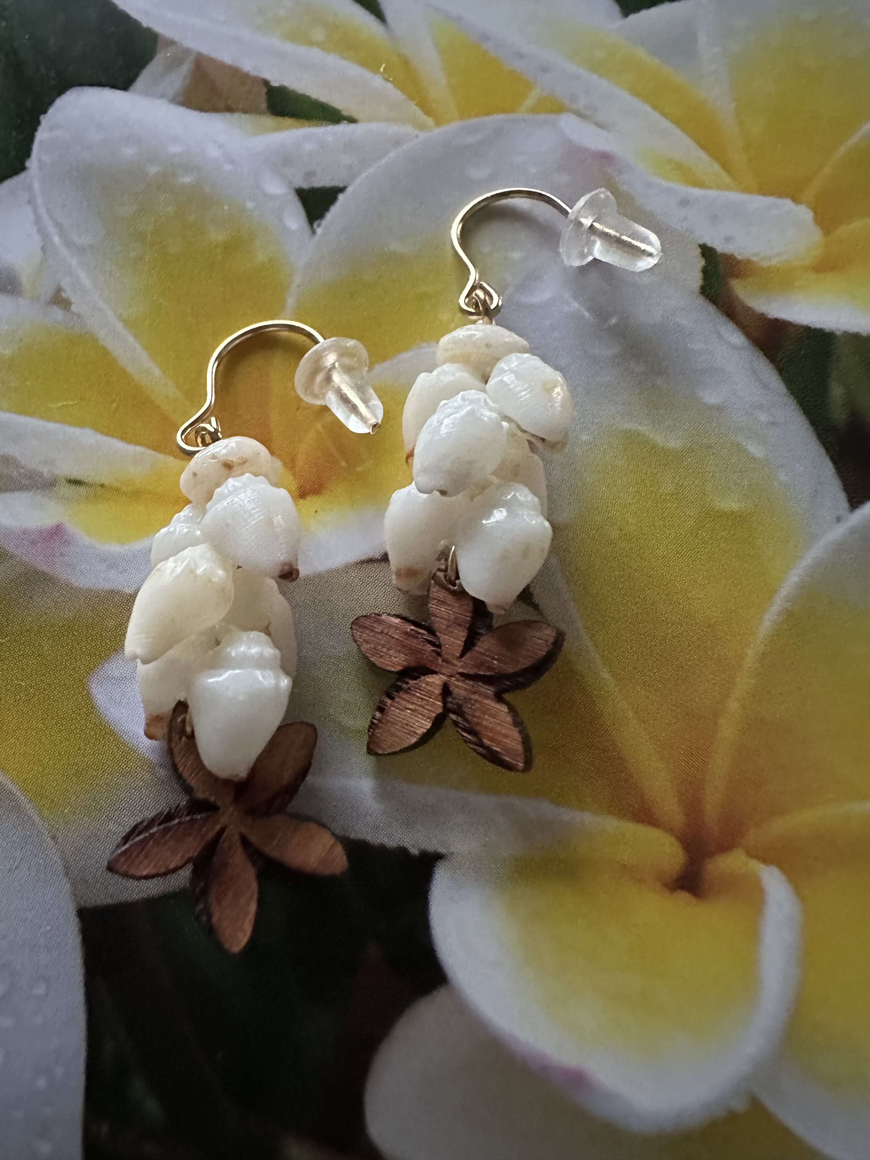 限定！ニイハウモミシェルとコアウッドプルメリアのピアス