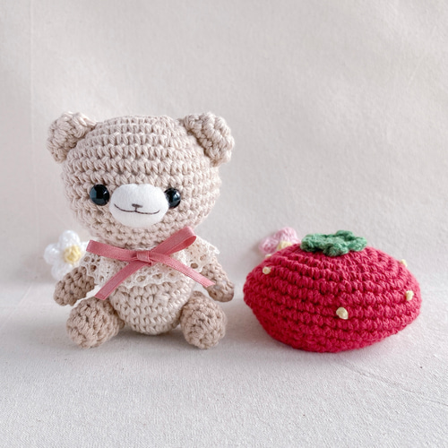 赤いいちごのベレー帽のくまさんあみぐるみ あみぐるみ Kuma＊Pace