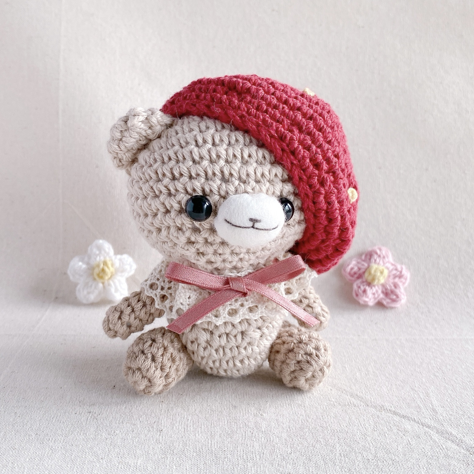 赤いいちごのベレー帽のくまさんあみぐるみ あみぐるみ Kuma