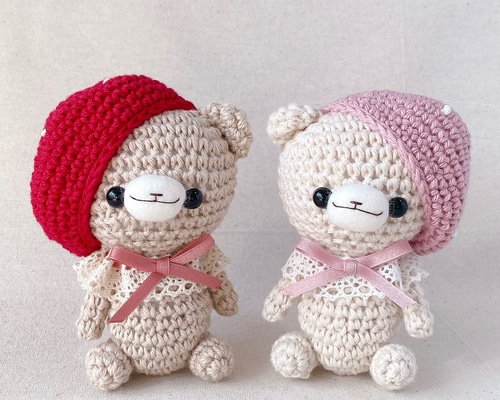 【くま ロイヤルミルクティー】ちびぐるみ用 帽子 いちごのベレー帽のくまさんあみぐるみ あみぐるみ Kuma＊Pace