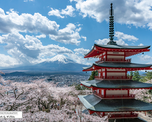 フォトンベルトと日月神示」の表紙に使われた鶴の形をした雲と富士山