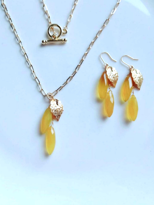 向日葵の 花びら(宝石質イエローカルセドニー)とゴールドの葉、18kgpピアス/イヤリング 3枚目の画像