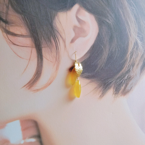 向日葵の 花びら(宝石質イエローカルセドニー)とゴールドの葉