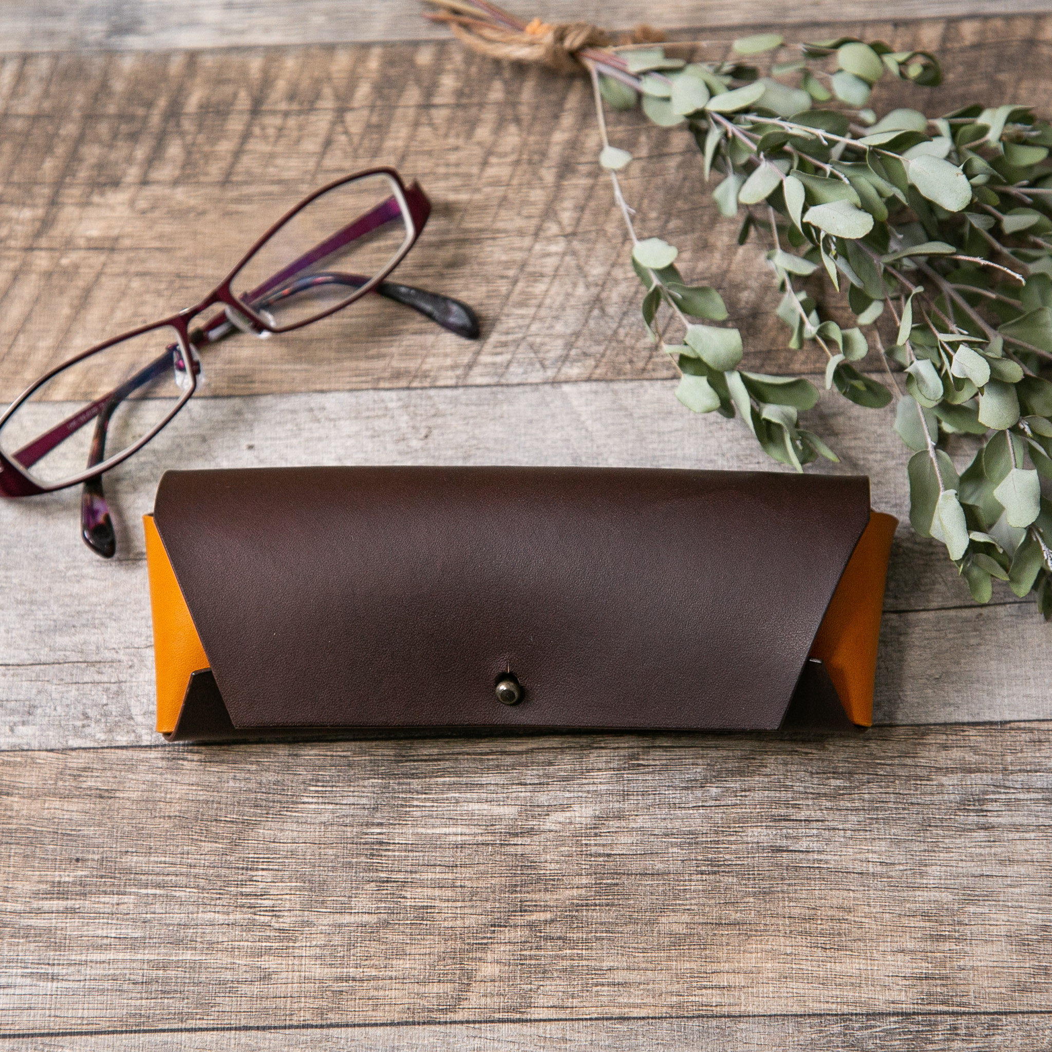 《暮らしに色どりを 》バイカラーの本革メガネケース（チョコ×キャメルイエロー）【配色カスタム無料】