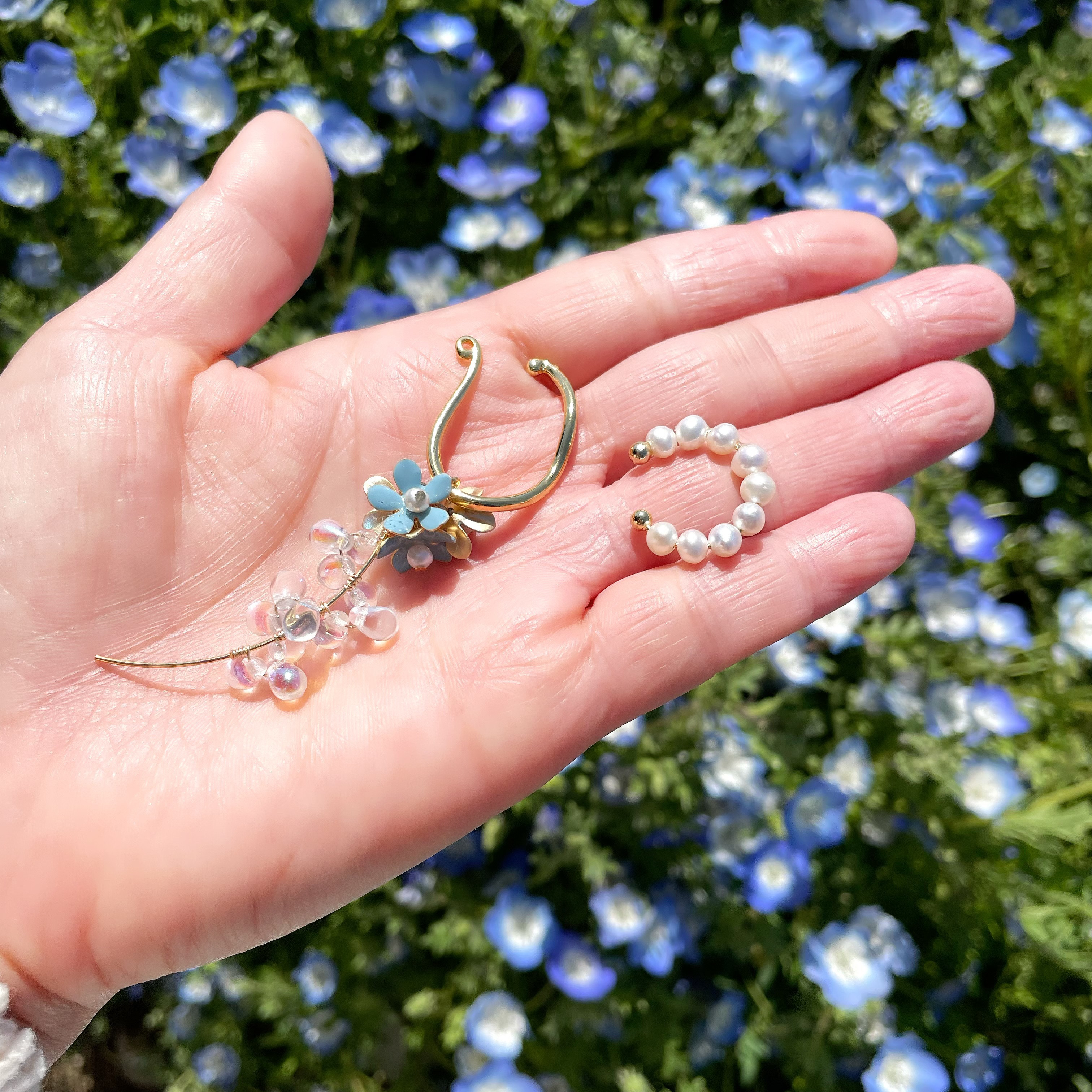 ハンドメイド お花とカラフルビジュー ♡ ピアス風 ビジュー