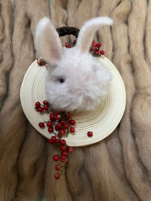 うさぎのウールフェルトのヘアゴム 3枚目の画像