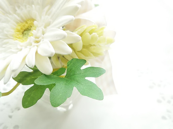 ❁ 帶粘土花的自然迷你佈置 - 乳白色非洲菊玻璃花瓶 ❁ 第5張的照片