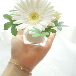 ❁ 帶粘土花的自然迷你佈置 - 乳白色非洲菊玻璃花瓶 ❁ 第10張的照片