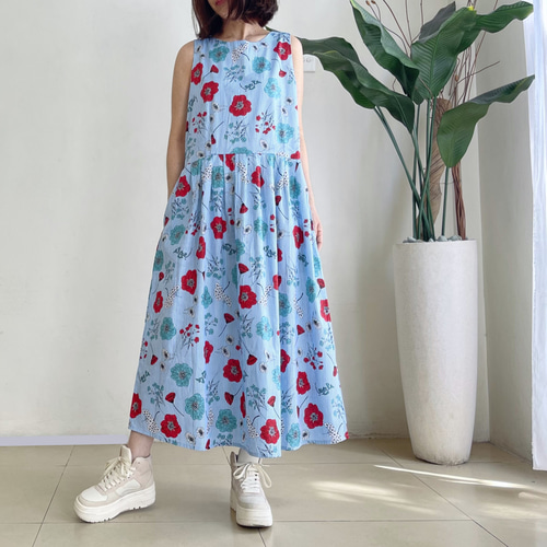 青い花柄ノースリーブワンピース Dolce&Gabbana青と白の花柄