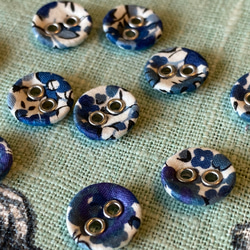 在庫1セット！『リバティ生地で作られた可愛い小さなボタン　10㎜』〜ブルー系　5個セット〜 4枚目の画像
