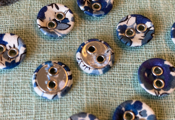 在庫1セット！『リバティ生地で作られた可愛い小さなボタン　10㎜』〜ブルー系　5個セット〜 3枚目の画像