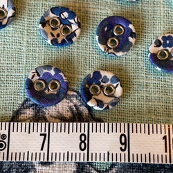 在庫1セット！『リバティ生地で作られた可愛い小さなボタン　10㎜』〜ブルー系　5個セット〜 2枚目の画像