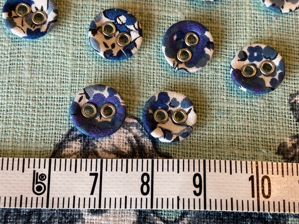 在庫1セット！『リバティ生地で作られた可愛い小さなボタン　10㎜』〜ブルー系　5個セット〜 2枚目の画像