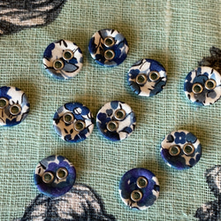在庫1セット！『リバティ生地で作られた可愛い小さなボタン　10㎜』〜ブルー系　5個セット〜 5枚目の画像