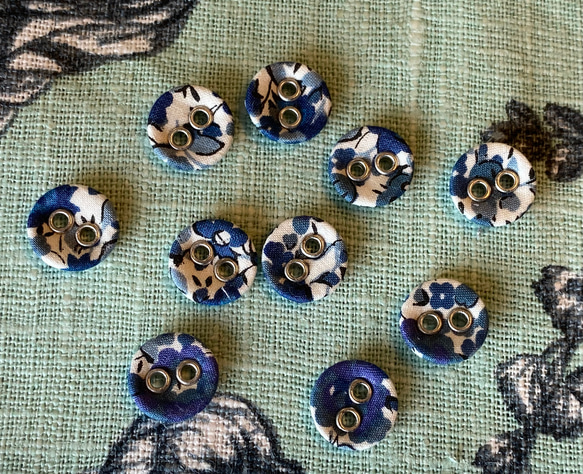 在庫1セット！『リバティ生地で作られた可愛い小さなボタン　10㎜』〜ブルー系　5個セット〜 5枚目の画像
