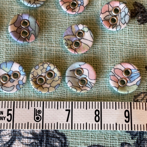 新商品！『リバティ生地で作られた可愛い小さなボタン 10㎜』〜ピンク 