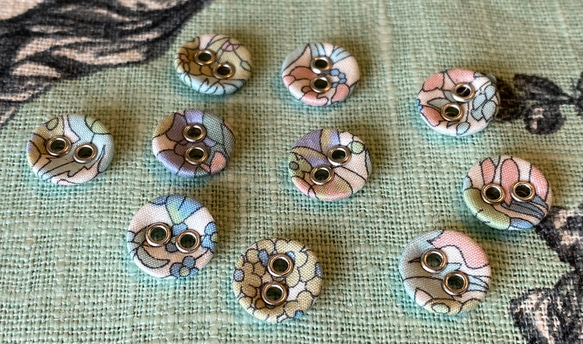 新商品！『リバティ生地で作られた可愛い小さなボタン 10㎜』〜ピンク 