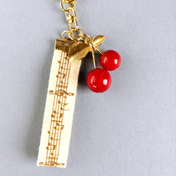 楽譜リボンとさくらんぼのキーホルダー 2枚目の画像