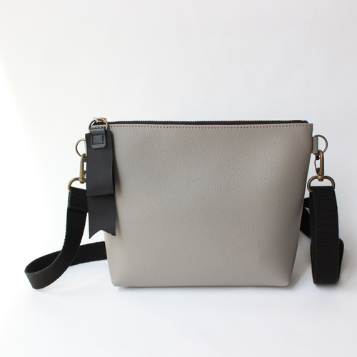 美品 レア UGG ビアミニスクールショルダーバッグ グレージュ 本革