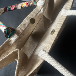オーダー生産❤️刺繍タイガーとデッドストックスカーフのジュートバッグ♡エコバッグ かごカゴ A4 虎柄とらトラワッペン 7枚目の画像