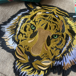オーダー生産❤️刺繍タイガーとデッドストックスカーフのジュートバッグ♡エコバッグ かごカゴ A4 虎柄とらトラワッペン 8枚目の画像
