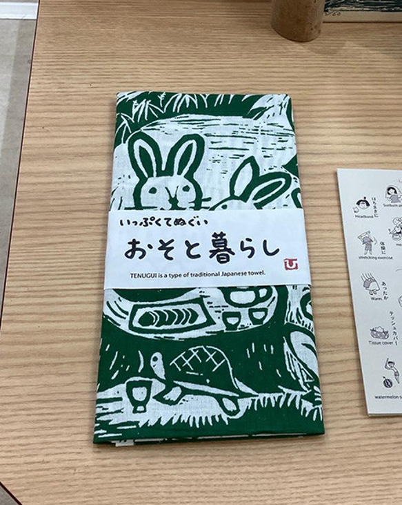 いっぷく手ぬぐい「おそと暮らし」　木版画作品を図柄に使用した染料手捺染の手ぬぐいです。額装や壁にかけても楽しめます 2枚目の画像