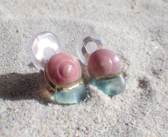 鮭魚粉色螺旋貝殼和海草金繼耳環 第9張的照片