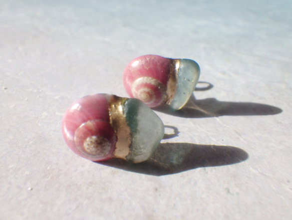 鮭魚粉色螺旋貝殼和海草金繼耳環 第8張的照片