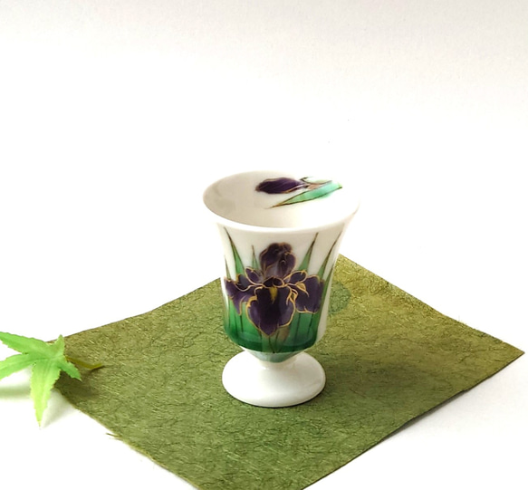 すっくと咲くあやめが美しい杯　あやめ　角高台杯　磁器 1枚目の画像