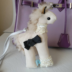 Issy 手袋 Charm Moire Horse Light Beige Rodeo 第3張的照片