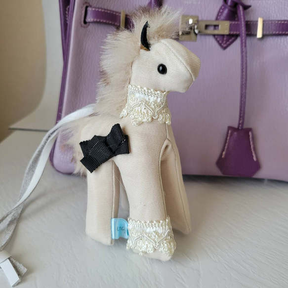 Issy 手袋 Charm Moire Horse Light Beige Rodeo 第2張的照片