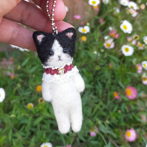 ◾羊毛フェルトの猫マスコット(白黒はちわれ猫)キーホルダー