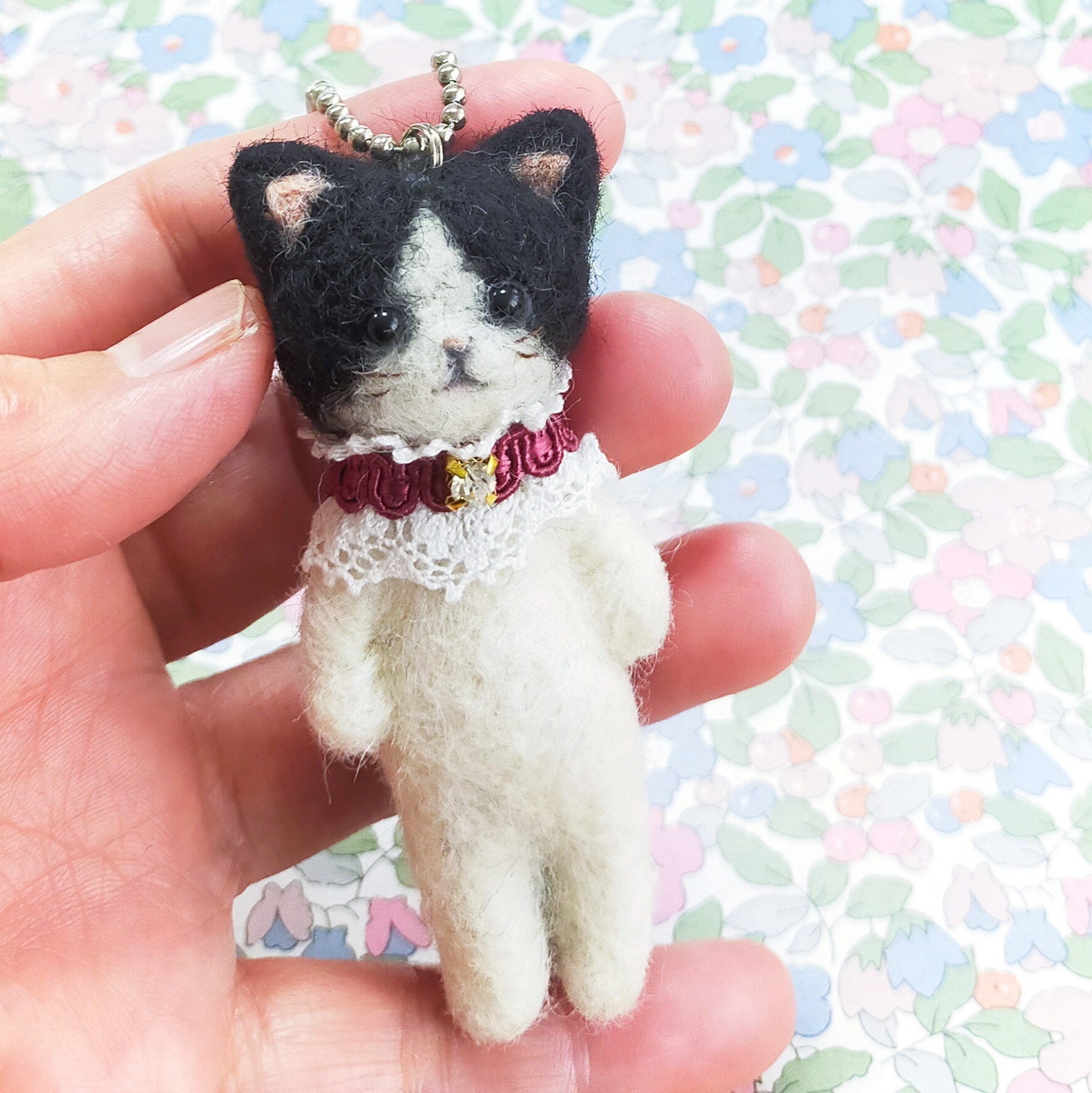 羊毛フェルトの猫マスコット(白黒はちわれ猫)キーホルダー