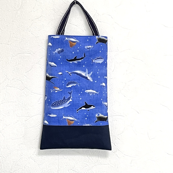 人気の海の生き物ペタンコバッグ　水筒入れサイズ　濃紺切替　ブルー　29×18 2枚目の画像