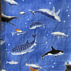 人気の海の生き物ペタンコバッグ　水筒入れサイズ　濃紺切替　ブルー　29×18 3枚目の画像