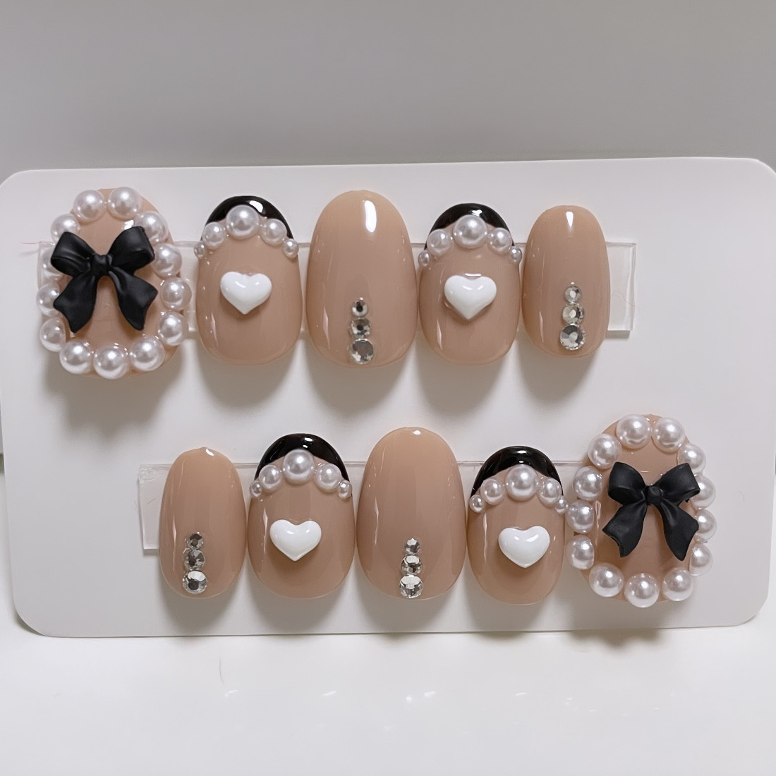 現品】33 ネイルチップ ピンクベージュ ブラック パール リボン ハート  