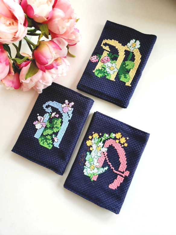 【現品限り♡】新作♡2023sｲﾍﾞﾝﾄ品  文庫本用手刺繍ブックカバー (イニシャルA・M・N限定) 1枚目の画像