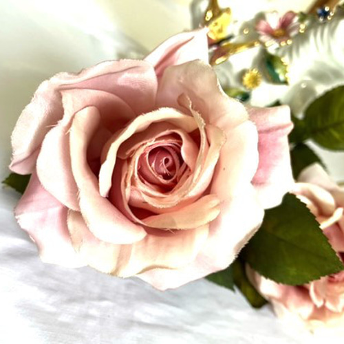 最旬トレンドパンツ 手染め布花 春の歌① 薔薇1枝 玄関・和洋の空間・お部屋の フラワー・リース