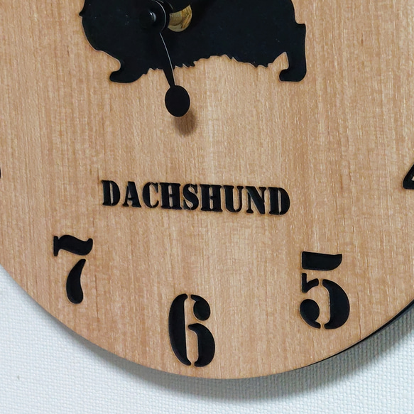 【期間限定プレゼント】名前入れ ダックスフンド 壁掛け丸時計 ベージュ木目 静音時計 4枚目の画像