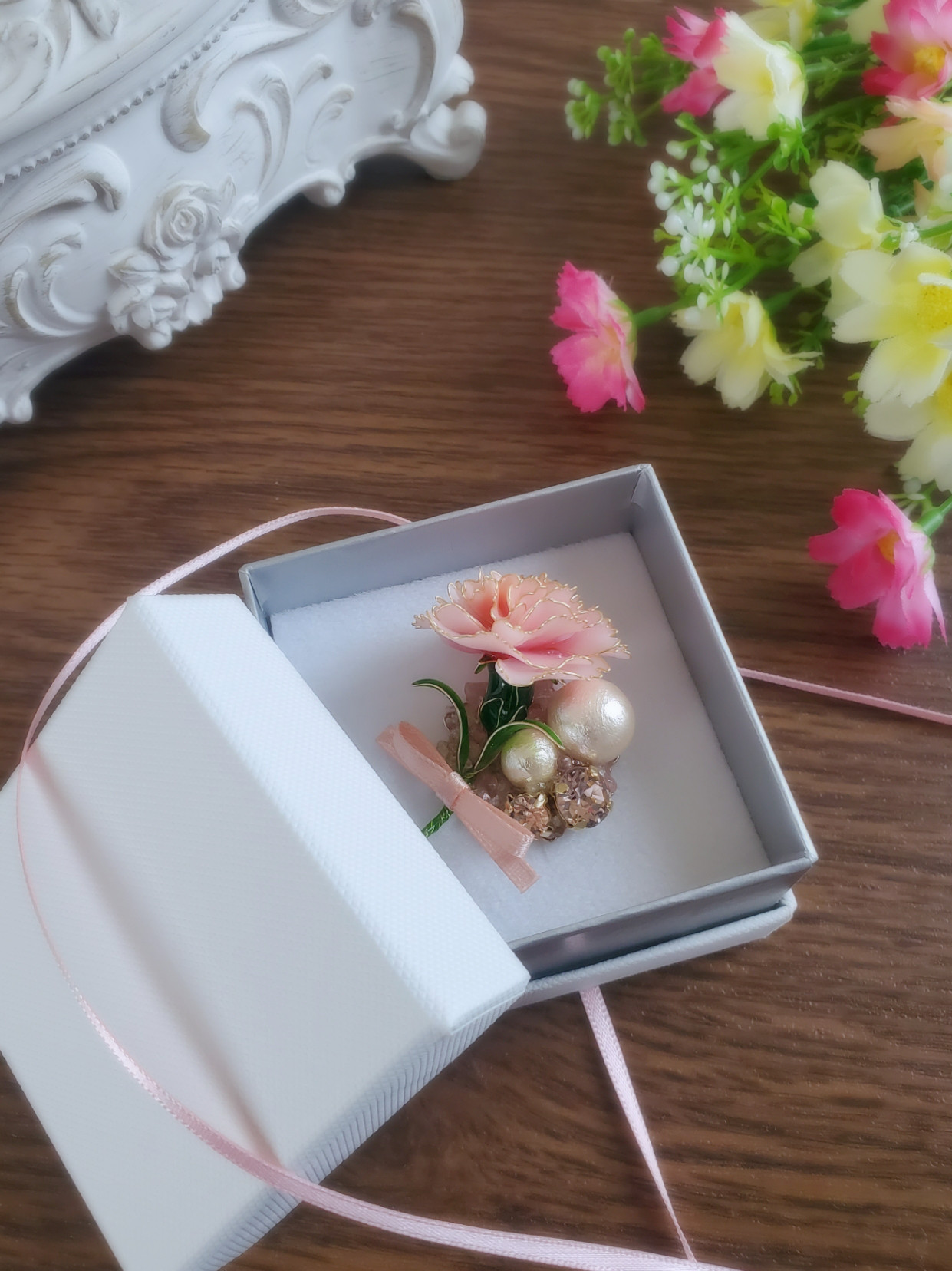 リボン付きピンクカーネーションのブローチ