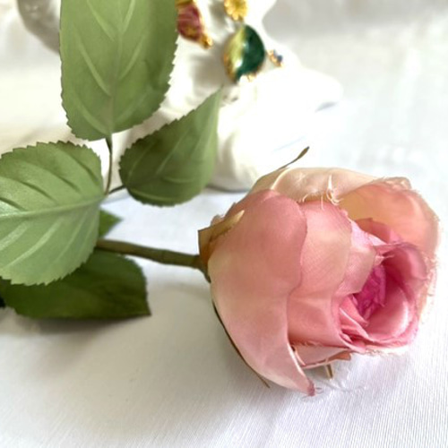 【利益還元祭】開催中！今年最後の大セール 手染め布花 春の歌⓸ 薔薇1枝 玄関・和洋の空間・お部屋の フラワー・リース
