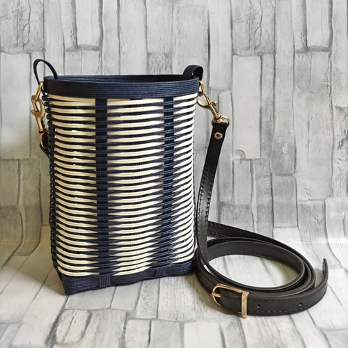 スマホショルダー ネイビーxホワイト 《クラフトバンド》 かごバッグ