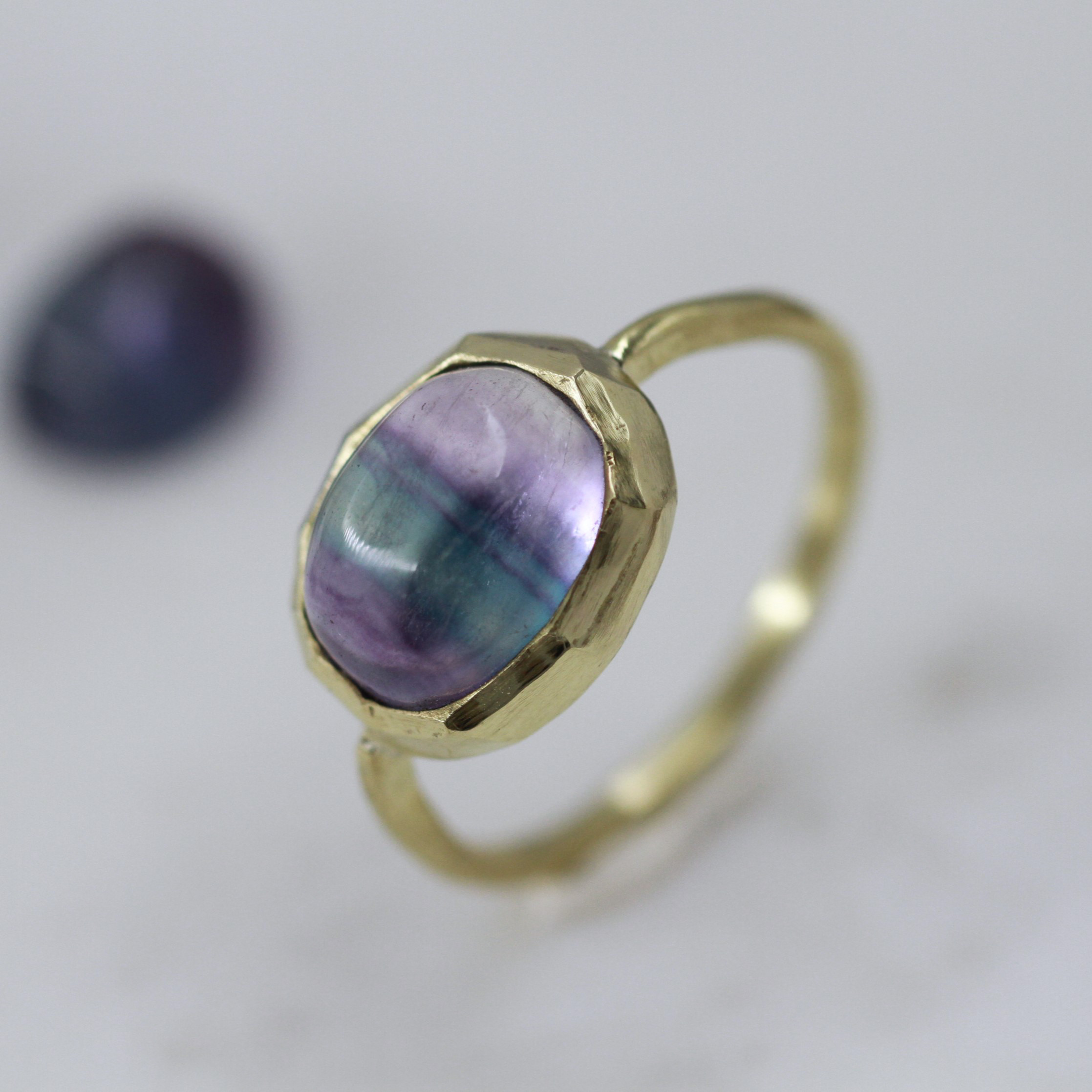 オーロラをとじこめた雹のリング 10×8㎜　フローライト／真鍮