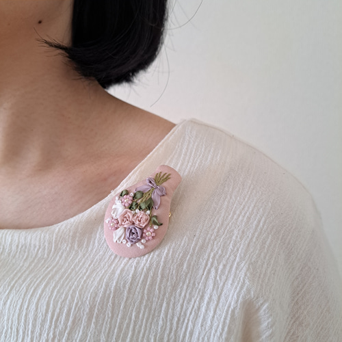 かすみ草とチューリップのブーケ 刺繍ブローチ/刺繍ヘアゴ厶 花束刺繍ブローチ リネン ブローチ HISAYORI 通販｜Creema(クリーマ)  15570055